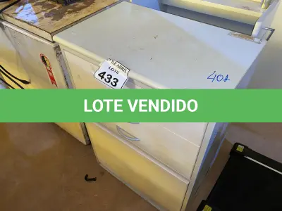 LOTE 433 - 01 ARMÁRIO EM MADEIRA E AÇO. (NO ESTADO) ATENÇÃO! FAZER A VISITAÇÃO ANTES DE ARREMATAR, NÃO SABEMOS SE FUNCIONA. LEILÃO NÃO TEM GARANTIA E NEM DEVOLUÇÃO, SUJEITO A POSSÍVEIS AVARIAS VISÍVEIS/OCULTAS E/OU AUSÊNCIA DE COMPONENTES.