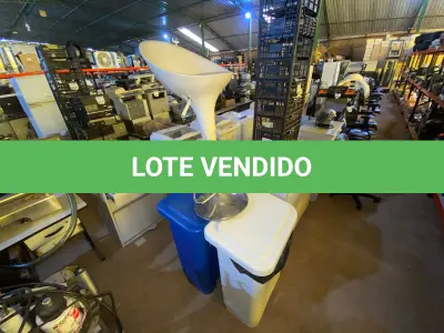 LOTE 438 - 02 LIXEIRAS E 01 BANQUETA. (NO ESTADO) ATENÇÃO! FAZER A VISITAÇÃO ANTES DE ARREMATAR, NÃO SABEMOS SE FUNCIONA. LEILÃO NÃO TEM GARANTIA E NEM DEVOLUÇÃO, SUJEITO A POSSÍVEIS AVARIAS VISÍVEIS/OCULTAS E/OU AUSÊNCIA DE COMPONENTES.