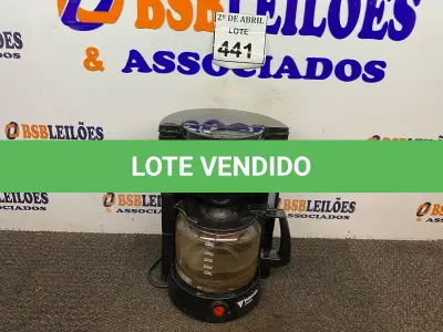 LOTE 441 - 01 CAFETEIRA ELÉTRICA E 01 COLHER EM PVC. (NO ESTADO) ATENÇÃO! FAZER A VISITAÇÃO ANTES DE ARREMATAR, NÃO SABEMOS SE FUNCIONA. LEILÃO NÃO TEM GARANTIA E NEM DEVOLUÇÃO, SUJEITO A POSSÍVEIS AVARIAS VISÍVEIS/OCULTAS E/OU AUSÊNCIA DE COMPONENTES.