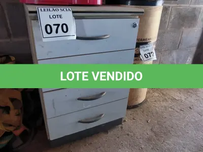 LOTE 070 - 01 GAVETEIRO EM MADEIRA COM 04 GAVETAS.  (NO ESTADO) ATENÇÃO! FAZER A VISITAÇÃO ANTES DE ARREMATAR, NÃO SABEMOS SE FUNCIONA. LEILÃO NÃO TEM GARANTIA E NEM DEVOLUÇÃO, SUJEITO A POSSÍVEIS AVARIAS VISÍVEIS/OCULTAS E/OU AUSÊNCIA DE COMPONENTES.