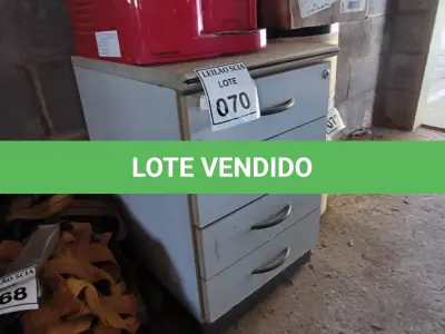 LOTE 070 - 01 GAVETEIRO EM MADEIRA COM 04 GAVETAS.  (NO ESTADO) ATENÇÃO! FAZER A VISITAÇÃO ANTES DE ARREMATAR, NÃO SABEMOS SE FUNCIONA. LEILÃO NÃO TEM GARANTIA E NEM DEVOLUÇÃO, SUJEITO A POSSÍVEIS AVARIAS VISÍVEIS/OCULTAS E/OU AUSÊNCIA DE COMPONENTES.