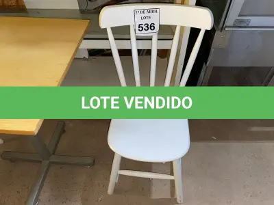 LOTE 536 - 01 CADEIRA EM MADEIRA BRANCA (NO ESTADO) ATENÇÃO! FAZER A VISITAÇÃO ANTES DE ARREMATAR, NÃO SABEMOS SE FUNCIONA. LEILÃO NÃO TEM GARANTIA E NEM DEVOLUÇÃO, SUJEITO A POSSÍVEIS AVARIAS VISÍVEIS/OCULTAS E/OU AUSÊNCIA DE COMPONENTES.