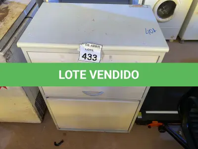 LOTE 433 - 01 ARMÁRIO EM MADEIRA E AÇO. (NO ESTADO) ATENÇÃO! FAZER A VISITAÇÃO ANTES DE ARREMATAR, NÃO SABEMOS SE FUNCIONA. LEILÃO NÃO TEM GARANTIA E NEM DEVOLUÇÃO, SUJEITO A POSSÍVEIS AVARIAS VISÍVEIS/OCULTAS E/OU AUSÊNCIA DE COMPONENTES.