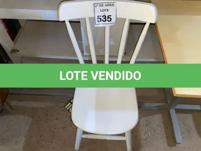 LOTE 535 - 01 CADEIRA EM MADEIRA BRANCA (NO ESTADO) ATENÇÃO! FAZER A VISITAÇÃO ANTES DE ARREMATAR, NÃO SABEMOS SE FUNCIONA. LEILÃO NÃO TEM GARANTIA E NEM DEVOLUÇÃO, SUJEITO A POSSÍVEIS AVARIAS VISÍVEIS/OCULTAS E/OU AUSÊNCIA DE COMPONENTES.