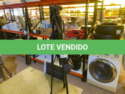 LOTE 442 - 01 TRIPÉ PARA CÂMERA. (NO ESTADO) ATENÇÃO! FAZER A VISITAÇÃO ANTES DE ARREMATAR, NÃO SABEMOS SE FUNCIONA. LEILÃO NÃO TEM GARANTIA E NEM DEVOLUÇÃO, SUJEITO A POSSÍVEIS AVARIAS VISÍVEIS/OCULTAS E/OU AUSÊNCIA DE COMPONENTES.