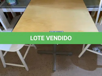 LOTE 533 - 01 MESA QUADRADA EM MADEIRA COM PÉS EM FERRO (NO ESTADO) ATENÇÃO! FAZER A VISITAÇÃO ANTES DE ARREMATAR, NÃO SABEMOS SE FUNCIONA. LEILÃO NÃO TEM GARANTIA E NEM DEVOLUÇÃO, SUJEITO A POSSÍVEIS AVARIAS VISÍVEIS/OCULTAS E/OU AUSÊNCIA DE COMPONENTES.