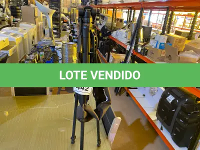 LOTE 442 - 01 TRIPÉ PARA CÂMERA. (NO ESTADO) ATENÇÃO! FAZER A VISITAÇÃO ANTES DE ARREMATAR, NÃO SABEMOS SE FUNCIONA. LEILÃO NÃO TEM GARANTIA E NEM DEVOLUÇÃO, SUJEITO A POSSÍVEIS AVARIAS VISÍVEIS/OCULTAS E/OU AUSÊNCIA DE COMPONENTES.