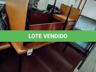 LOTE 090 - 02 MESAS EM MADEIRA. (NO ESTADO) ATENÇÃO! FAZER A VISITAÇÃO ANTES DE ARREMATAR, NÃO SABEMOS SE FUNCIONA. LEILÃO NÃO TEM GARANTIA E NEM DEVOLUÇÃO, SUJEITO A POSSÍVEIS AVARIAS VISÍVEIS/OCULTAS E/OU AUSÊNCIA DE COMPONENTES.