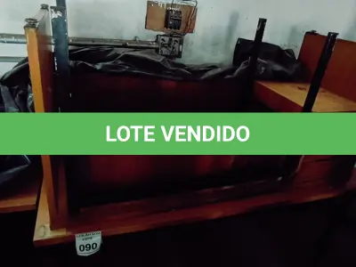 LOTE 090 - 02 MESAS EM MADEIRA. (NO ESTADO) ATENÇÃO! FAZER A VISITAÇÃO ANTES DE ARREMATAR, NÃO SABEMOS SE FUNCIONA. LEILÃO NÃO TEM GARANTIA E NEM DEVOLUÇÃO, SUJEITO A POSSÍVEIS AVARIAS VISÍVEIS/OCULTAS E/OU AUSÊNCIA DE COMPONENTES.