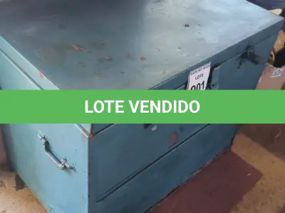 LOTE 001 - 01 BAÚ EM FERRO.  (NO ESTADO) ATENÇÃO! FAZER A VISITAÇÃO ANTES DE ARREMATAR, NÃO SABEMOS SE FUNCIONA. LEILÃO NÃO TEM GARANTIA E NEM DEVOLUÇÃO, SUJEITO A POSSÍVEIS AVARIAS VISÍVEIS/OCULTAS E/OU AUSÊNCIA DE COMPONENTES.