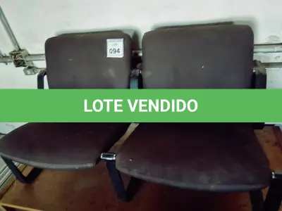 LOTE 094 - 02 CADEIRAS ESTOFADAS. (NO ESTADO) ATENÇÃO! FAZER A VISITAÇÃO ANTES DE ARREMATAR, NÃO SABEMOS SE FUNCIONA. LEILÃO NÃO TEM GARANTIA E NEM DEVOLUÇÃO, SUJEITO A POSSÍVEIS AVARIAS VISÍVEIS/OCULTAS E/OU AUSÊNCIA DE COMPONENTES.