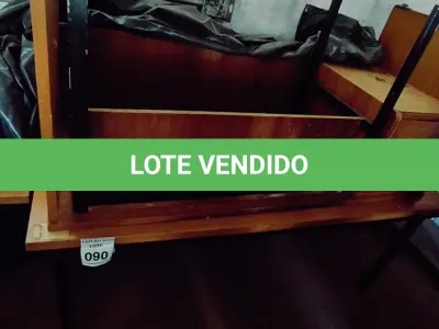 LOTE 090 - 02 MESAS EM MADEIRA. (NO ESTADO) ATENÇÃO! FAZER A VISITAÇÃO ANTES DE ARREMATAR, NÃO SABEMOS SE FUNCIONA. LEILÃO NÃO TEM GARANTIA E NEM DEVOLUÇÃO, SUJEITO A POSSÍVEIS AVARIAS VISÍVEIS/OCULTAS E/OU AUSÊNCIA DE COMPONENTES.