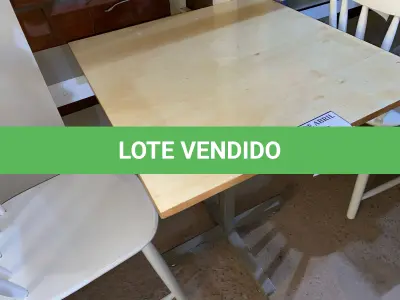 LOTE 532 - 01 MESA QUADRADA EM MADEIRA COM PÉS EM FERRO (NO ESTADO) ATENÇÃO! FAZER A VISITAÇÃO ANTES DE ARREMATAR, NÃO SABEMOS SE FUNCIONA. LEILÃO NÃO TEM GARANTIA E NEM DEVOLUÇÃO, SUJEITO A POSSÍVEIS AVARIAS VISÍVEIS/OCULTAS E/OU AUSÊNCIA DE COMPONENTES.