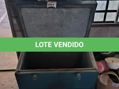 LOTE 001 - 01 BAÚ EM FERRO.  (NO ESTADO) ATENÇÃO! FAZER A VISITAÇÃO ANTES DE ARREMATAR, NÃO SABEMOS SE FUNCIONA. LEILÃO NÃO TEM GARANTIA E NEM DEVOLUÇÃO, SUJEITO A POSSÍVEIS AVARIAS VISÍVEIS/OCULTAS E/OU AUSÊNCIA DE COMPONENTES.