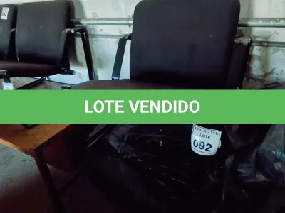 LOTE 092 - 01 CADEIRA ESTOFADA. (NO ESTADO) ATENÇÃO! FAZER A VISITAÇÃO ANTES DE ARREMATAR, NÃO SABEMOS SE FUNCIONA. LEILÃO NÃO TEM GARANTIA E NEM DEVOLUÇÃO, SUJEITO A POSSÍVEIS AVARIAS VISÍVEIS/OCULTAS E/OU AUSÊNCIA DE COMPONENTES.