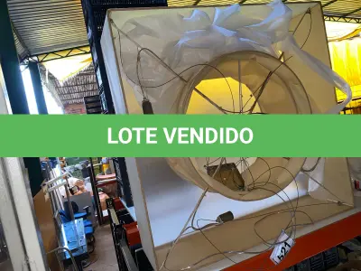 LOTE 521 - 01 LUMINÁRIA DE TETO BASE QUADRADA E REDONDA. (NO ESTADO) ATENÇÃO! FAZER A VISITAÇÃO ANTES DE ARREMATAR, NÃO SABEMOS SE FUNCIONA. LEILÃO NÃO TEM GARANTIA E NEM DEVOLUÇÃO, SUJEITO A POSSÍVEIS AVARIAS VISÍVEIS/OCULTAS E/OU AUSÊNCIA DE COMPONENTES.