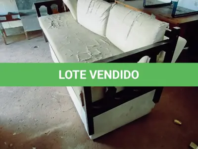 LOTE 088 - 02 SOFÁS DE 03 LUGARES COM AVARIAS.  (NO ESTADO) ATENÇÃO! FAZER A VISITAÇÃO ANTES DE ARREMATAR, NÃO SABEMOS SE FUNCIONA. LEILÃO NÃO TEM GARANTIA E NEM DEVOLUÇÃO, SUJEITO A POSSÍVEIS AVARIAS VISÍVEIS/OCULTAS E/OU AUSÊNCIA DE COMPONENTES.