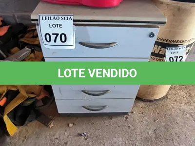 LOTE 070 - 01 GAVETEIRO EM MADEIRA COM 04 GAVETAS.  (NO ESTADO) ATENÇÃO! FAZER A VISITAÇÃO ANTES DE ARREMATAR, NÃO SABEMOS SE FUNCIONA. LEILÃO NÃO TEM GARANTIA E NEM DEVOLUÇÃO, SUJEITO A POSSÍVEIS AVARIAS VISÍVEIS/OCULTAS E/OU AUSÊNCIA DE COMPONENTES.