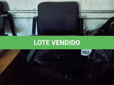 LOTE 092 - 01 CADEIRA ESTOFADA. (NO ESTADO) ATENÇÃO! FAZER A VISITAÇÃO ANTES DE ARREMATAR, NÃO SABEMOS SE FUNCIONA. LEILÃO NÃO TEM GARANTIA E NEM DEVOLUÇÃO, SUJEITO A POSSÍVEIS AVARIAS VISÍVEIS/OCULTAS E/OU AUSÊNCIA DE COMPONENTES.