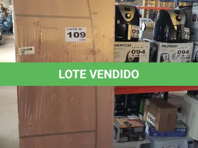 LOTE 109 - 01 – PORTA DE MADEIRA (NO ESTADO, NÃO SABEMOS SE FUNCIONA. LEILÃO NÃO TEM GARANTIA E NEM DEVOLUÇÃO, SUJEITO A POSSÍVEIS AVARIAS VISÍVEIS/OCULTAS E/OU AUSÊNCIA DE COMPONENTES)
