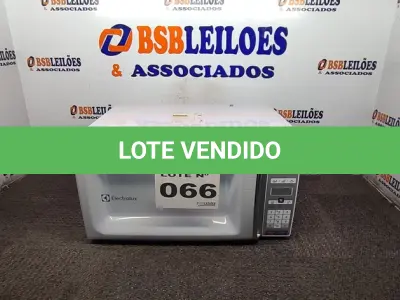 LOTE 066 - 01 - MICRO-ONDAS ELECTROLUX 34LITROS 220 VOLTS (NO ESTADO, NÃO SABEMOS SE FUNCIONA. LEILÃO NÃO TEM GARANTIA E NEM DEVOLUÇÃO, SUJEITO A POSSÍVEIS AVARIAS VISÍVEIS/OCULTAS E/OU AUSÊNCIA DE COMPONENTES)