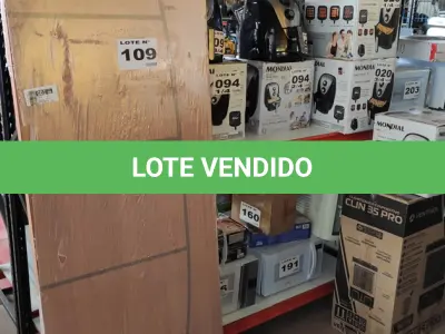 LOTE 109 - 01 – PORTA DE MADEIRA (NO ESTADO, NÃO SABEMOS SE FUNCIONA. LEILÃO NÃO TEM GARANTIA E NEM DEVOLUÇÃO, SUJEITO A POSSÍVEIS AVARIAS VISÍVEIS/OCULTAS E/OU AUSÊNCIA DE COMPONENTES)
