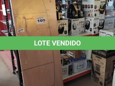 LOTE 109 - 01 – PORTA DE MADEIRA (NO ESTADO, NÃO SABEMOS SE FUNCIONA. LEILÃO NÃO TEM GARANTIA E NEM DEVOLUÇÃO, SUJEITO A POSSÍVEIS AVARIAS VISÍVEIS/OCULTAS E/OU AUSÊNCIA DE COMPONENTES)