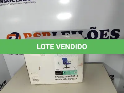 LOTE 044 - 01 - CADEIRA ESCRITÓRIO SECRETÁRIA GIRATÓRIA AZUL (NO ESTADO, NÃO SABEMOS SE FUNCIONA. LEILÃO NÃO TEM GARANTIA E NEM DEVOLUÇÃO, SUJEITO A POSSÍVEIS AVARIAS VISÍVEIS/OCULTAS E/OU AUSÊNCIA DE COMPONENTES)