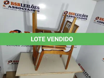 LOTE 127 - 02 - CADEIRAS FENDI ENCOSTO TELINHA (NO ESTADO, NÃO SABEMOS SE FUNCIONA. LEILÃO NÃO TEM GARANTIA E NEM DEVOLUÇÃO, SUJEITO A POSSÍVEIS AVARIAS VISÍVEIS/OCULTAS E/OU AUSÊNCIA DE COMPONENTES)