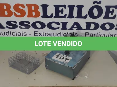 LOTE 197 - 01 - FRITADEIRA ELÉTRICA 1 CUBA COM TAMPA 110V (NO ESTADO, NÃO SABEMOS SE FUNCIONA. LEILÃO NÃO TEM GARANTIA E NEM DEVOLUÇÃO, SUJEITO A POSSÍVEIS AVARIAS VISÍVEIS/OCULTAS E/OU AUSÊNCIA DE COMPONENTES)