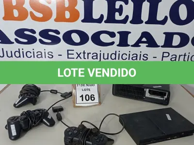 LOTE 106 - 01 CONSOLE XBOX 360, 01 CONSOLE DE PLAYSTATION 2 COM 02 CONTROLES. (NO ESTADO) ATENÇÃO! FAZER A VISITAÇÃO ANTES DE ARREMATAR, NÃO SABEMOS SE FUNCIONA. LEILÃO NÃO TEM GARANTIA E NEM DEVOLUÇÃO, SUJEITO A POSSÍVEIS AVARIAS VISÍVEIS/OCULTAS E/OU AUSÊNCIA DE COMPONENTES.