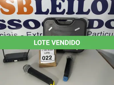 LOTE 022 - 02 MICROFONES COM CASE E 01 RECEPTOR UHF. (NO ESTADO) ATENÇÃO! FAZER A VISITAÇÃO ANTES DE ARREMATAR, NÃO SABEMOS SE FUNCIONA. LEILÃO NÃO TEM GARANTIA E NEM DEVOLUÇÃO, SUJEITO A POSSÍVEIS AVARIAS VISÍVEIS/OCULTAS E/OU AUSÊNCIA DE COMPONENTES.