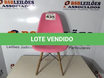 LOTE 435 - 01 - CADEIRA EAMES EIFFEL (NO ESTADO, NÃO SABEMOS SE FUNCIONA. LEILÃO NÃO TEM GARANTIA E NEM DEVOLUÇÃO, SUJEITO A POSSÍVEIS AVARIAS VISÍVEIS/OCULTAS E/OU AUSÊNCIA DE COMPONENTES)