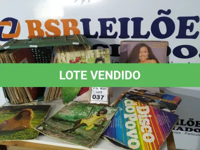LOTE 037 - 01 LOTE COM APROXIMADAMENTE 100 DISCOS DE VINIL VARIADOS. (NO ESTADO) ATENÇÃO! FAZER A VISITAÇÃO ANTES DE ARREMATAR, NÃO SABEMOS SE FUNCIONA. LEILÃO NÃO TEM GARANTIA E NEM DEVOLUÇÃO, SUJEITO A POSSÍVEIS AVARIAS VISÍVEIS/OCULTAS E/OU AUSÊNCIA DE COMPONENTES.