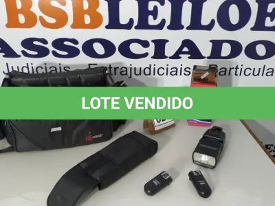 LOTE 020 - 01 BOLSA E 01 FLASH PARA CÂMERAS YOUGNUO COM CONTROLES REMOTOS. (NO ESTADO) ATENÇÃO! FAZER A VISITAÇÃO ANTES DE ARREMATAR, NÃO SABEMOS SE FUNCIONA. LEILÃO NÃO TEM GARANTIA E NEM DEVOLUÇÃO, SUJEITO A POSSÍVEIS AVARIAS VISÍVEIS/OCULTAS E/OU AUSÊNCIA DE COMPONENTES.