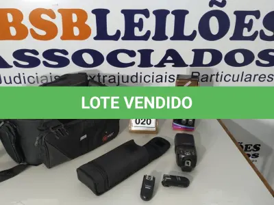 LOTE 020 - 01 BOLSA E 01 FLASH PARA CÂMERAS YOUGNUO COM CONTROLES REMOTOS. (NO ESTADO) ATENÇÃO! FAZER A VISITAÇÃO ANTES DE ARREMATAR, NÃO SABEMOS SE FUNCIONA. LEILÃO NÃO TEM GARANTIA E NEM DEVOLUÇÃO, SUJEITO A POSSÍVEIS AVARIAS VISÍVEIS/OCULTAS E/OU AUSÊNCIA DE COMPONENTES.