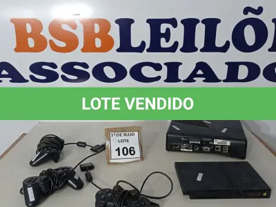 LOTE 106 - 01 CONSOLE XBOX 360, 01 CONSOLE DE PLAYSTATION 2 COM 02 CONTROLES. (NO ESTADO) ATENÇÃO! FAZER A VISITAÇÃO ANTES DE ARREMATAR, NÃO SABEMOS SE FUNCIONA. LEILÃO NÃO TEM GARANTIA E NEM DEVOLUÇÃO, SUJEITO A POSSÍVEIS AVARIAS VISÍVEIS/OCULTAS E/OU AUSÊNCIA DE COMPONENTES.