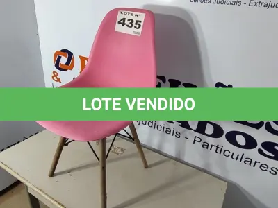 LOTE 435 - 01 - CADEIRA EAMES EIFFEL (NO ESTADO, NÃO SABEMOS SE FUNCIONA. LEILÃO NÃO TEM GARANTIA E NEM DEVOLUÇÃO, SUJEITO A POSSÍVEIS AVARIAS VISÍVEIS/OCULTAS E/OU AUSÊNCIA DE COMPONENTES)