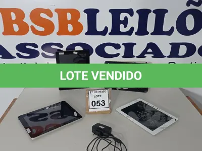 LOTE 053 - 04 TABLETS COM 01 CARREGADOR. (NO ESTADO) ATENÇÃO! FAZER A VISITAÇÃO ANTES DE ARREMATAR, NÃO SABEMOS SE FUNCIONA. LEILÃO NÃO TEM GARANTIA E NEM DEVOLUÇÃO, SUJEITO A POSSÍVEIS AVARIAS VISÍVEIS/OCULTAS E/OU AUSÊNCIA DE COMPONENTES.