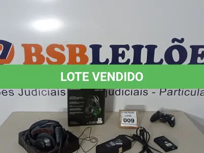 LOTE 009 - 01 FONE DE OUVIDO, 01 FONTE, 01 CONTROLE XBOX 360 E 01 HD BOX COM JOGOS. (NO ESTADO) ATENÇÃO! FAZER A VISITAÇÃO ANTES DE ARREMATAR, NÃO SABEMOS SE FUNCIONA. LEILÃO NÃO TEM GARANTIA E NEM DEVOLUÇÃO, SUJEITO A POSSÍVEIS AVARIAS VISÍVEIS/OCULTAS E/OU AUSÊNCIA DE COMPONENTES.