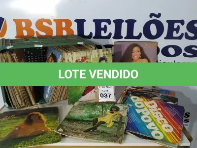 LOTE 037 - 01 LOTE COM APROXIMADAMENTE 100 DISCOS DE VINIL VARIADOS. (NO ESTADO) ATENÇÃO! FAZER A VISITAÇÃO ANTES DE ARREMATAR, NÃO SABEMOS SE FUNCIONA. LEILÃO NÃO TEM GARANTIA E NEM DEVOLUÇÃO, SUJEITO A POSSÍVEIS AVARIAS VISÍVEIS/OCULTAS E/OU AUSÊNCIA DE COMPONENTES.