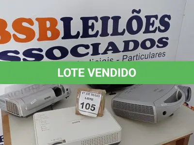 LOTE 105 - 04 PROJETORES MULTIMIDEA COM AVARIAS. (NO ESTADO) ATENÇÃO! FAZER A VISITAÇÃO ANTES DE ARREMATAR, NÃO SABEMOS SE FUNCIONA. LEILÃO NÃO TEM GARANTIA E NEM DEVOLUÇÃO, SUJEITO A POSSÍVEIS AVARIAS VISÍVEIS/OCULTAS E/OU AUSÊNCIA DE COMPONENTES.