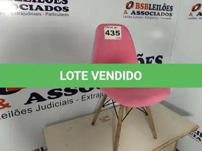 LOTE 435 - 01 - CADEIRA EAMES EIFFEL (NO ESTADO, NÃO SABEMOS SE FUNCIONA. LEILÃO NÃO TEM GARANTIA E NEM DEVOLUÇÃO, SUJEITO A POSSÍVEIS AVARIAS VISÍVEIS/OCULTAS E/OU AUSÊNCIA DE COMPONENTES)