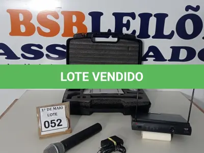 LOTE 052 - 01 MICROFONE COM RECEPTOR E CASE. (NO ESTADO) ATENÇÃO! FAZER A VISITAÇÃO ANTES DE ARREMATAR, NÃO SABEMOS SE FUNCIONA. LEILÃO NÃO TEM GARANTIA E NEM DEVOLUÇÃO, SUJEITO A POSSÍVEIS AVARIAS VISÍVEIS/OCULTAS E/OU AUSÊNCIA DE COMPONENTES.