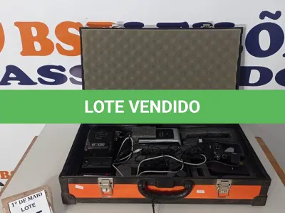 LOTE 055 - 01 CASE COM APARELHOS PARA FOTOGRAFIA. (NO ESTADO) ATENÇÃO! FAZER A VISITAÇÃO ANTES DE ARREMATAR, NÃO SABEMOS SE FUNCIONA. LEILÃO NÃO TEM GARANTIA E NEM DEVOLUÇÃO, SUJEITO A POSSÍVEIS AVARIAS VISÍVEIS/OCULTAS E/OU AUSÊNCIA DE COMPONENTES.