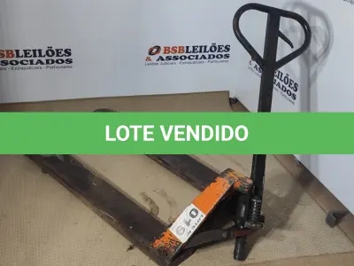 LOTE 019 - 01 - PALETEIRA HIDRÁULICA MANUAL (NO ESTADO, NÃO SABEMOS SE FUNCIONA. LEILÃO NÃO TEM GARANTIA E NEM DEVOLUÇÃO, SUJEITO A POSSÍVEIS AVARIAS VISÍVEIS/OCULTAS E/OU AUSÊNCIA DE COMPONENTES)