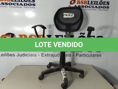 LOTE 437 - 01 - CADEIRA DE ESCRITÓRIO SECRETÁRIA GIRATÓRIA (NO ESTADO, NÃO SABEMOS SE FUNCIONA. LEILÃO NÃO TEM GARANTIA E NEM DEVOLUÇÃO, SUJEITO A POSSÍVEIS AVARIAS VISÍVEIS/OCULTAS E/OU AUSÊNCIA DE COMPONENTES)