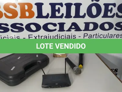 LOTE 022 - 02 MICROFONES COM CASE E 01 RECEPTOR UHF. (NO ESTADO) ATENÇÃO! FAZER A VISITAÇÃO ANTES DE ARREMATAR, NÃO SABEMOS SE FUNCIONA. LEILÃO NÃO TEM GARANTIA E NEM DEVOLUÇÃO, SUJEITO A POSSÍVEIS AVARIAS VISÍVEIS/OCULTAS E/OU AUSÊNCIA DE COMPONENTES.