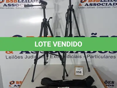 LOTE 058 - 02 TRIPÉS PARA CÂMERAS MARCA TOMATE. (NO ESTADO) ATENÇÃO! FAZER A VISITAÇÃO ANTES DE ARREMATAR, NÃO SABEMOS SE FUNCIONA. LEILÃO NÃO TEM GARANTIA E NEM DEVOLUÇÃO, SUJEITO A POSSÍVEIS AVARIAS VISÍVEIS/OCULTAS E/OU AUSÊNCIA DE COMPONENTES.