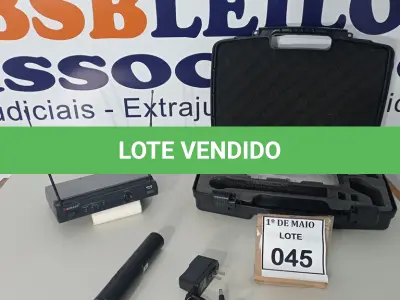 LOTE 045 - 01 MICROFONE COM RECEPTOR E CASE. (NO ESTADO) ATENÇÃO! FAZER A VISITAÇÃO ANTES DE ARREMATAR, NÃO SABEMOS SE FUNCIONA. LEILÃO NÃO TEM GARANTIA E NEM DEVOLUÇÃO, SUJEITO A POSSÍVEIS AVARIAS VISÍVEIS/OCULTAS E/OU AUSÊNCIA DE COMPONENTES.